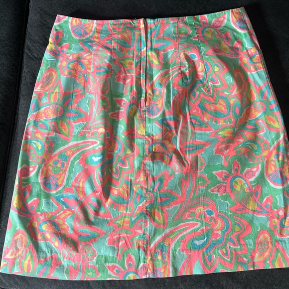 Lilly Pulitzer skirt- size 6. Only worn once. - Picture 3 of 4
